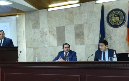 Պաշտպանության նախարարն ու գլխավոր դատախազը ԵՊՀ հոգաբարձուների խորհրդում են, ԿԳՄՍ նախարարը՝ մանկավարժականում. ՔՊ-ից խոստանում են կուսակցականներից ազատագրել խորհուրդները