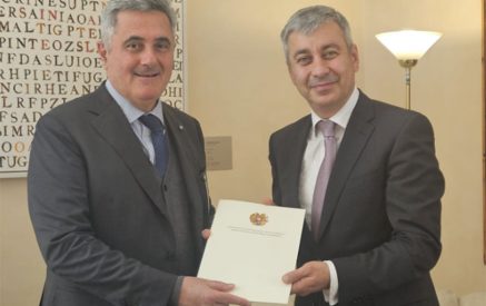 Իտալիայի Հանրապետությունում ՀՀ նորանշանակ արտակարգ և լիազոր դեսպան Վլադիմիր Կարապետյանը հանձնել է իր հավատարմագրերի պատճենը