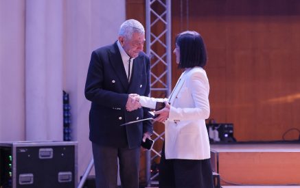 «Ձեր ստեղծագործությունները նոր էներգիա, ոգևորություն և լավատեսություն են պարգևում». Լևոն Մալխասյանին ԿԳՄՍՆ ոսկե հուշամեդալ է հանձնվել
