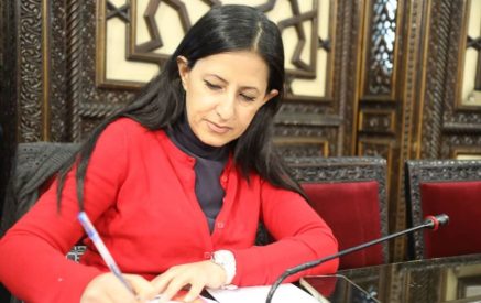 Տապալած եւ իշխող կառավարութիւններու միջեւ յանձնումն ու ստանձնումը բաւական քաղաքակիրթ գործելաոճով ընթացաւ: Պետականութիւնը կանգուն է. Բերիոյ Հայոց Թեմի բանբեր. «Հորիզոն»