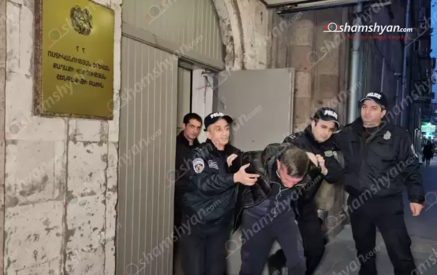 Ո՛չ շիրմաքարերն էր տեղադրել, ո՛չ գումարն էր վերադարձնում. Արցախյան պատերազմում որդիներին կորցրած ծնողից խոշոր չափի գումար հափշտակողին քննիչը ազատ է արձակել. Shamshyan.com