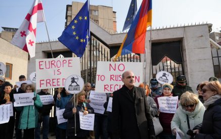 «Ոչ ռուսական ռեժիմին», «Եվրոպան ազատություն է»․ ԱԺԲ-ի հավաքը՝ ԵՄ-ի գրասենյակի դիմաց ի համերաշխություն վրաց ժողովրդի