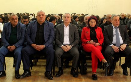 Ռուբեն Սասունցու կատարած «Ով կամավոր է գրվում» երգը մեծ ոգևորություն առաջացրեց դահլիճում
