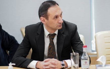 Ինչպես Արցախի հարցում, երբ նա իջեցրեց նշաձողը, հազարամյա պատմությունը ևս փորձում է իջեցնել մի քանի տասնամյակի պատմության, այնպես էլ հիմա փորձում է իջեցնել Հերոսության նշաձողը. Արմեն Եղիազարյան
