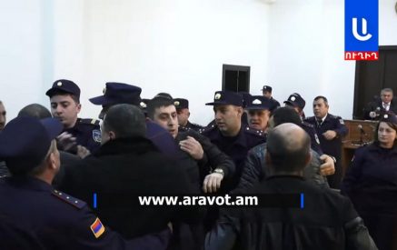 «Արա′, եկել կանգնել, ասում ես՝ քո էրեխուն սպանողը ես եմ, պիտի աչքիս լույսը լինե՞ս դու»․ Ազատ գյուղի զինվորական կացարանում զոհված զինվորի հայրը՝ կապիտանին