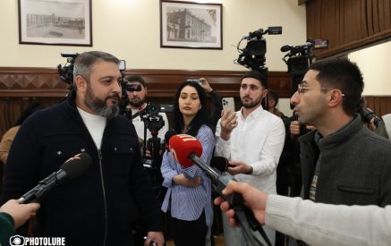 Տենց միայն Դոգն է ուզում՝ ոնց հասկացա․ վիճաբանություն «Հանրային ձայնի» և «Ազգային առաջընթաց»-ի անդամների միջև Երևանի քաղաքապետարանում