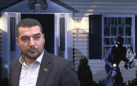 «Այո, տունս թալանել են, տարել են գումար, մի քանի ոսկյա շղթա, ժամացույց, վնասի չափը 7-8 մլն դրամի կարգի է»․ Հրաչյա Հակոբյան