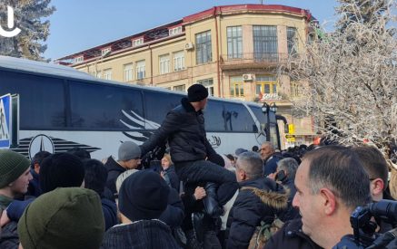 Աղոթքի, արցունքների ու ռազմական երգերի ներքո Գյումրիում բանակ ճանապարհեցին նորակոչիկներին