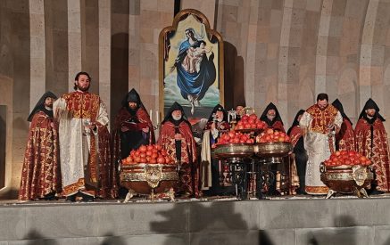 Մայր Աթոռ Սուրբ Էջմիածնի Սուրբ Տրդատ բաց խորանին տեղի ունեցավ նռնօրհնեքի արարողություն