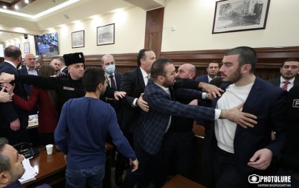 Մի հատ սառույց դրեք գլխներիդ, հանգստացեք. Քաշքշուկ եւ վիրավորանքներ քաղաքապետարանում