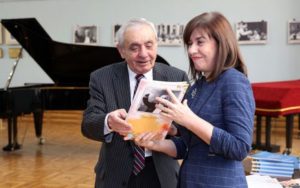 «Սա հայկական իրականության մեջ առաջին դեպքն է, երբ պատանի ստեղծագործողների մեկ հավաքական ժողովածու է տպագրվում». Էդմոնդ Մակարյան
