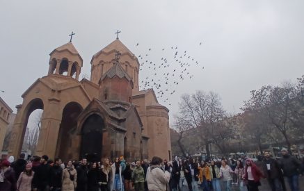 Երևանի կենտրոնում համախմբվել էին բազում անծանոթներ, և մեր ազգային պարն էր կատարվում, ազգային երգն ու երաժշտությունն էր հնչում
