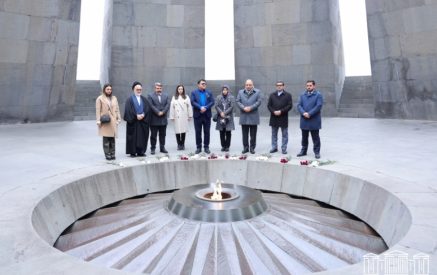 ԻԻՀ մեջլիսի Իրան-Հայաստան բարեկամական խմբի անդամները հարգանքի տուրք են մատուցել Հայոց ցեղասպանության զոհերի հիշատակին