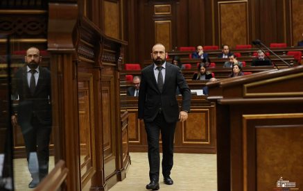 «Մեզնից ի՞նչ են ուզում։ Ձեռ ե՞ն առնում։ Ինչքա՞ն կարելի է ասել՝ Ղարաբաղը հանձնեցիք, Ղարաբաղը հանձնեցիք, ո՞ւմ են հիմարի տեղ դնում»․ Արարատ Միրզոյան