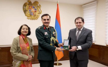 Պապիկյանը բրիգադի գեներալ Նավին Նիջհավանին պարգևատրել է «Ռազմական համագործակցության համար» մեդալով