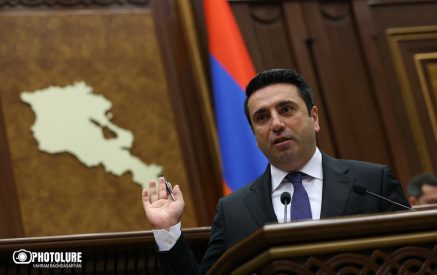 Դուք պետք է անընդհատ արդարանաք ու անընդհատ թե՛ Հայաստանի, թե՛ Ղարաբաղի ժողովրդից ներողություն խնդրեք, այլ ճակատագիր չունեք. Ալեն Սիմոնյան