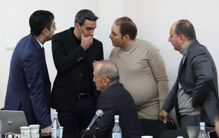 «Սույն վարույթով Ռոբերտ Քոչարյանը, Սեյրան Օհանյանը, Յուրի Խաչատուրովը չեն կարող ներկայացվել իբրեւ մեղադրյալ»․ Արամ Վարդեւանյանի առարկությունը դատարանը մերժեց