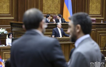 «Ամուսինն ասում է կնոջը՝ հարևանի կինն ավելի լավն է, գնում եմ իր մոտ, բայց քանի դեռ չի ասել՝ արի, կլինի՞ մոտդ մնամ»․ Արթուր Խաչատրյանը՝ ԵՄ գնալու մասին