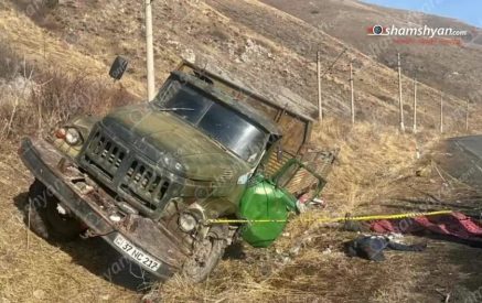 Բեռնատարը դուրս է եկել ճանապարհի երթևեկելի գոտուց, բախվել քարերին և կողաշրջվել․ վարորդը մահացել է․ Shamshyan.com