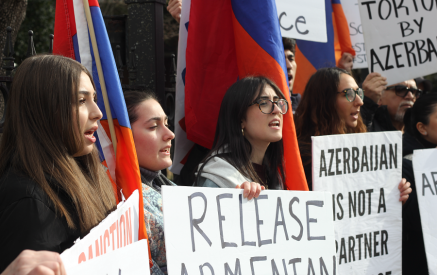 Այն ընտանիքները, որոնք սեր ու ուրախություն են գտել Ստեփանակերտում, դեռ ողջ են. Բողոքի ակցիա Վաշինգտոնում՝ Ադրբեջանի դեսպանատան առջև