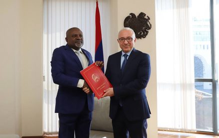 Անգոլայի Հանրապետության նորանշանակ դեսպանն իր հավատարմագրերի պատճենն է հանձնել ՀՀ ԱԳ նախարարի տեղակալին