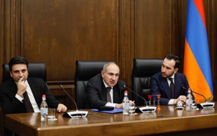 Նիկոլ Փաշինյանը խորհրդարանում հանդիպել է «Քաղաքացիական պայմանագիր» խմբակցության հետ
