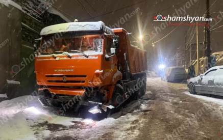 Մերկասառույցի պատճառով քաղաքապետարանի աղբատար բեռնատարը բախվել է կայանված 6 մեքենայի. կա վիրավոր. Shamshyan.com