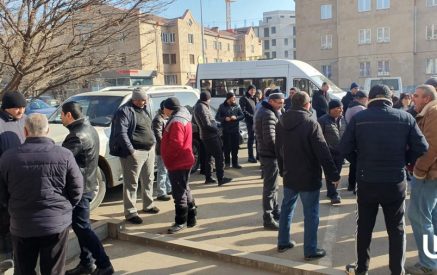 «Հիվանդ մարդ եմ, պտի ստենտավորվեմ, չգիտեմ խոզերն ի՞նչ էնեմ, սպանդանոց չկա, մորթե՞մ, գողտուց ծախե՞մ»․ մսավաճառների բողոքի ցույցը՝ Շիրակի մարզպետարանի դիմաց