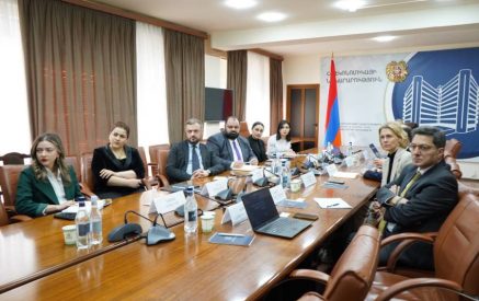 Կարոլին Գեգինատի հետ հանդիպմանը Պապոյանը խոսել է ՀՀ աշխատուժին վերաբերող հարցերից, անդրադարձել պետական քաղաքականությանը, որի թիրախում մարդկային կապիտալի զարգացումն է