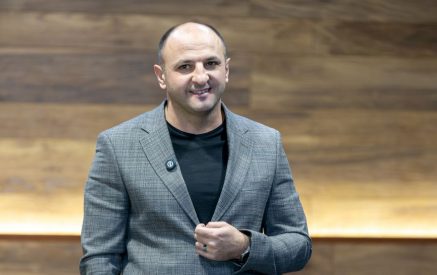 «Համարձա′կ եղեք, գործե′ք, սխալվե′ք, բայց մի′ հանձնվեք». Կարեն Սիմոնյանը՝ գյումրեցի երիտասարդներին