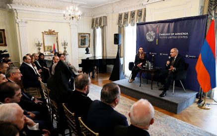 Գնում-հասնում է ԱՄՆ, որ ասի՝ պարտությունը մեզ անկախանալու հնարավորություն է տվել: Ու ծափ տվողների մեջ Ցեղասպանության ժառանգներ են, Արցախին օգնած մեկենասներ, հոգևորականներ. ՀայաՔվե