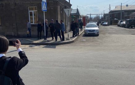 Իշխանական թեկնածուի թաղամասն ընդգրկող տեղամասերի առջև կուտակումներ են․ «ՀայաՔվեի» դիտորդների արձանագրած իրավախախտումները