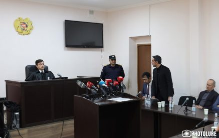«Բան ունեք ասելու՝ տղամարդավարի ասեիք, իմ աչքերի մեջ նայելով։ Ամեն անգամ ընդգծելը՝ նախկին ՔՊ-ական․ ի՞նչ եք ուզում ասել»․ «Ռոբերտ Քոչարյանի եւ մյուսների» գործով նիստում դատավորը վրդովվեց