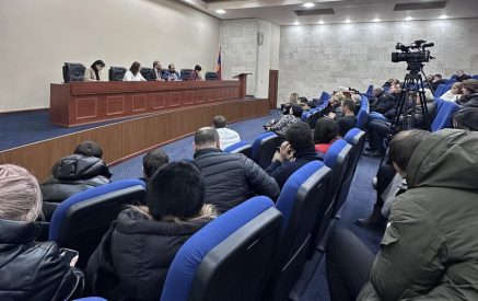 Ցուցարարները կազմակերպեցին էկոնոմիկայի նախարարության թաղումը․ ցուցարարներին դիմավորեց Գեւորգ Պապոյանը