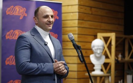 Մենք պետք է միասնաբար ձերբազատվենք «Քաղաքացիական պայմանագրի» կառավարումից ու Գյումրիի համար զարգացման դուռ բացենք․ Կարեն Սիմոնյան
