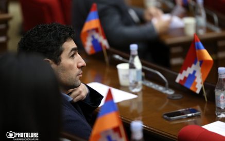 Դիտարկմանը, որ 2018 թվականին իր հորեղբոր աղջիկը «հրապարակից տուն չէր գնում», Լեւոն Քոչարյանը հարցով պատասխանեց՝ «ո՞ւ․․․ ո՞ւ․․․»