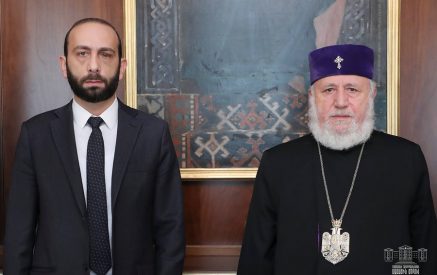 «Ձեր համար ամենայն հայոց կաթողիկոսը ռեւանշի՞ստ է, պայքարելո՞ւ եք նրա դեմ, որ ասում է՝ արցախցիները պետք է վերադառնան»․ Քրիստինե Վարդանյանը՝ Արարատ Միրզոյանին