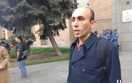 Այս իշխանությունները փոխանակ օգնեն տեղահանված արցախցիներին ամրանալ Մայր Հայաստանում և ամրացնել այն, մեզ դիտարկում ու ներկայացնում են որպես «թշնամի»՝ իրենց ներքին ու արտաքին քաղաքական երազները սնելու և ձախողումներն արդարացնելու նպատակով. Արտակ Բեգլարյան