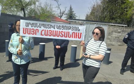 «Հավաքվել ենք, որ ներկայացնենք Արցախ վերադառնալու խնդիրը, իսկ մինչ այդ մեր աջակցությունը պետք է շարունակվի». արցախցի մայրերն ու երեխաները ցույց են անում