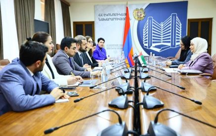 Հայաստանը շահագրգռված է հյուրանոցային ոլորտում օտարերկրյա ներդրումների ներգրավմամբ. Պապոյանը՝ ԱՄԷ դեսպանին