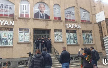 «Մեր քաղաքը» դաշինքի գրասենյակը շրջապատված է ոստիկաններով. խուզարկում են նաև Մարտուն Գրիգորյանի տունը