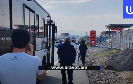 «Զոռով պիտի՞ իջեցնենք ձեզ, իջեք հլը». ցուցարարները ավտոբուսից իջեցրին ուղեւորներին