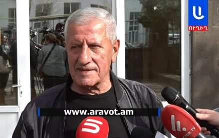 «Կարտոշկան չճարեցի, խնձորը մոտիկ էր, խնձոր նետեցի». Փաշինյանի ուղղությամբ խնձոր նետած արցախցին շնորհակալություն հայտնեց դատարանին
