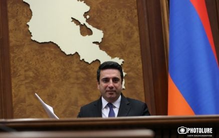 «Եթե Դուք համարում եք, որ ինձ բարև տալու չկա, կներեք, բայց Ձեզ պատասխանելու էլ չկա»․ Ալեն Սիմոնյանը՝ լրագրողին