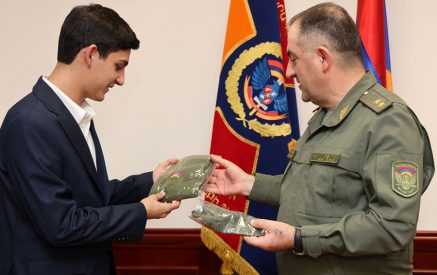 Էդվարդ Ասրյանը ՊՆ վարչական համալիրում ընդունել է Երևանի թիվ 46 ավագ դպրոցի 10-րդ դասարանի աշակերտին