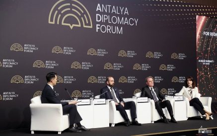 «Չենք ուզում պայմանավորվել մի բանի շուրջ, և մեկ-երկու տարուց, երբ, օրինակ, ՀՀ-ում իշխանություն փոխվի, մենք նույն իրավիճակում հայտնվենք»․ Ջեյհուն Բայրամով