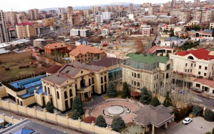 Ինչպե՞ս մեկ գիշերում կալանքի արգելանքից հանվեց ԱԺ նախկին նախագահ Հովիկ Աբրահամյանի տունը եւ վաճառվեց․ Թագուհի Թովմասյանը՝ Աննա Վարդապետյանին