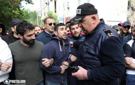 Չէինք կարողանում բերման ենթարկել, բռնվել էր գազելից․ ոստիկանը՝ Լեւոն Քոչարյանի մասին