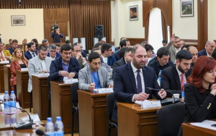 «Մարդասպան, թալանչի Վարդանիկին դուք կցորդ եք»․ ավագանու նիստում նաեւ Շիրակի թեմի առաջնորդին հիշեցին, փոխքաղաքապետի թանկարժեք կոշիկները շնորհավորեցին