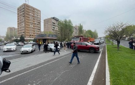 «Հիվանդը վատ է, թողեք անցնեմ», «Որ տունդ ձեռքիցդ վերցնեն, ի՞նչ կանես». Քաղաքացիները փակել են Եղվարդի խճուղին